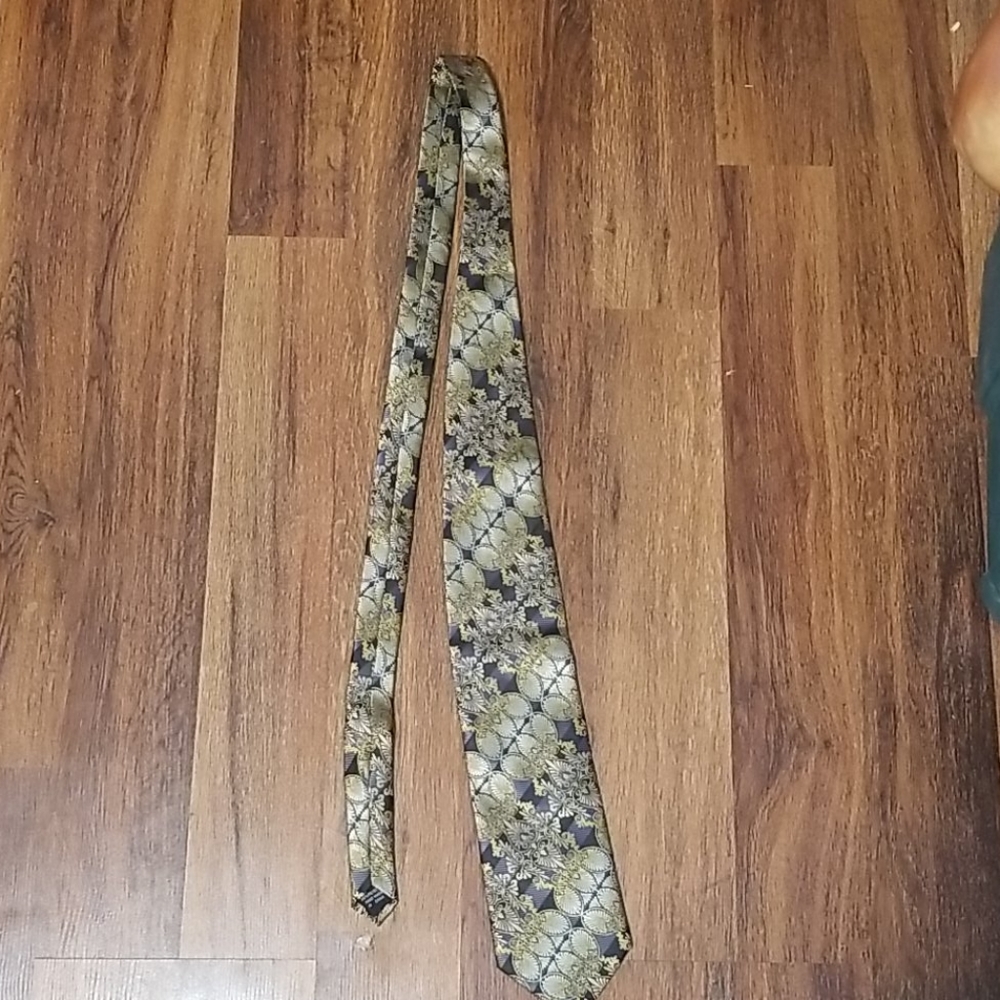 Gold tie